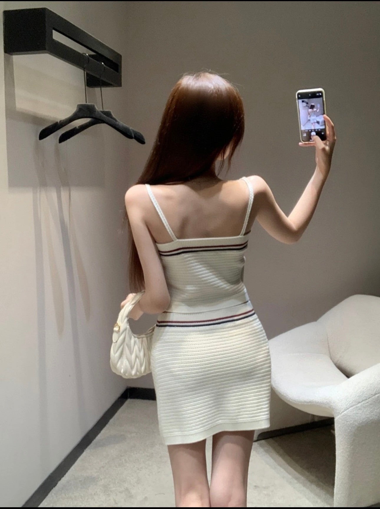 Sportlich-schickes Set aus Strick-Camisole und Minirock