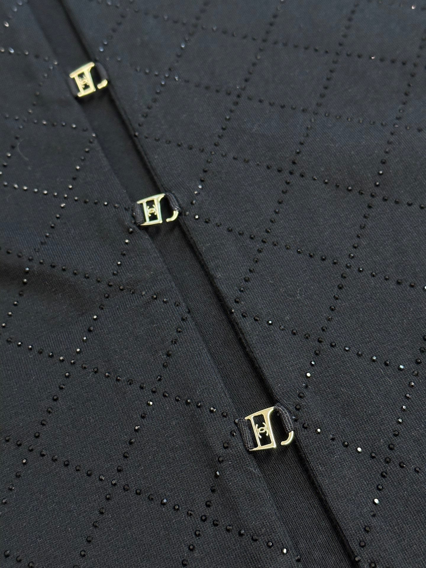 T-shirt ras du cou noir avec matelassage en strass et accessoires au dos