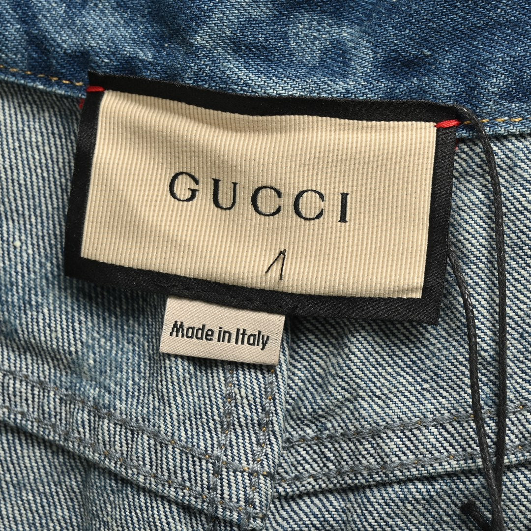 flüssiger herzförmiger Jeansanzug