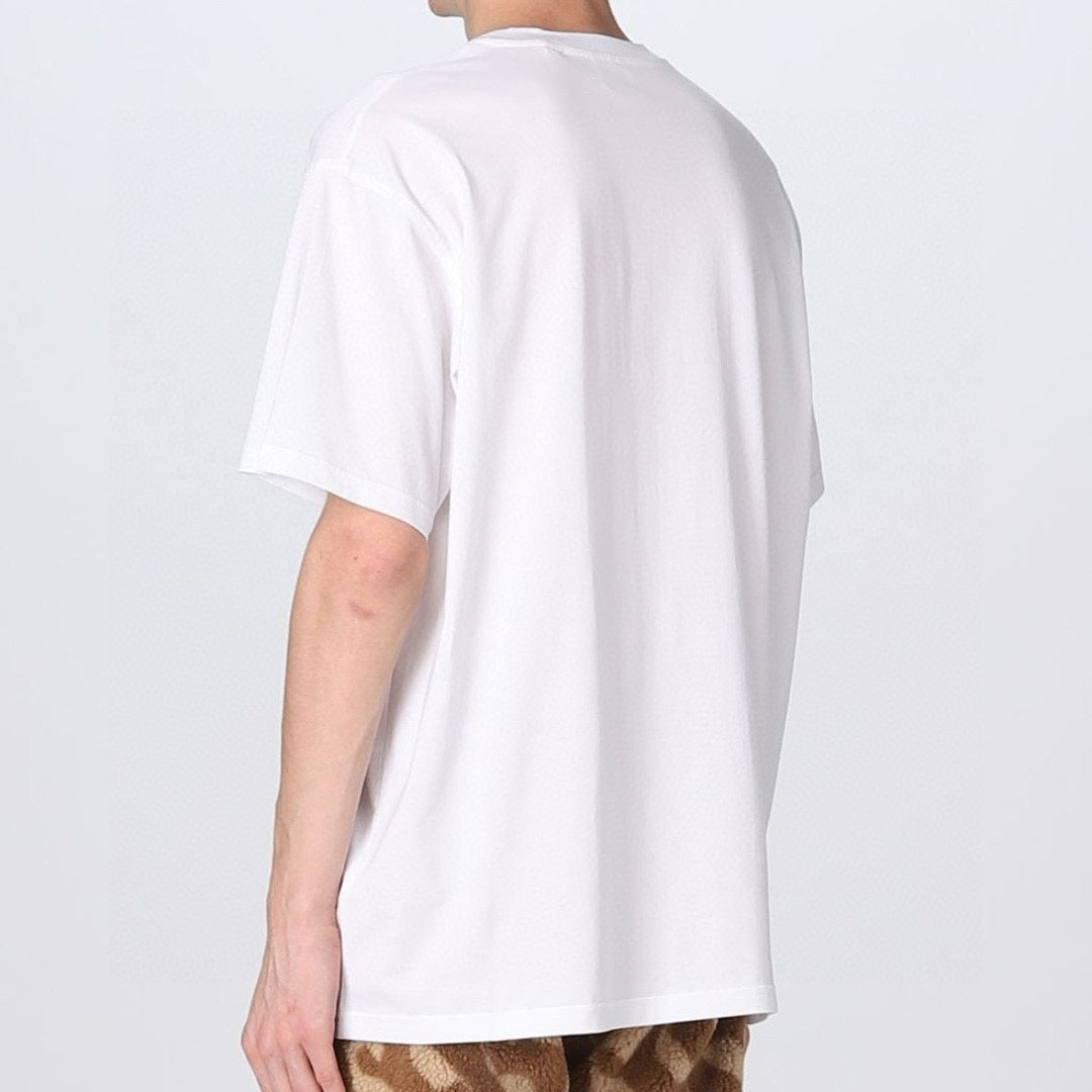 Manches courtes avec étiquette sur la poitrine