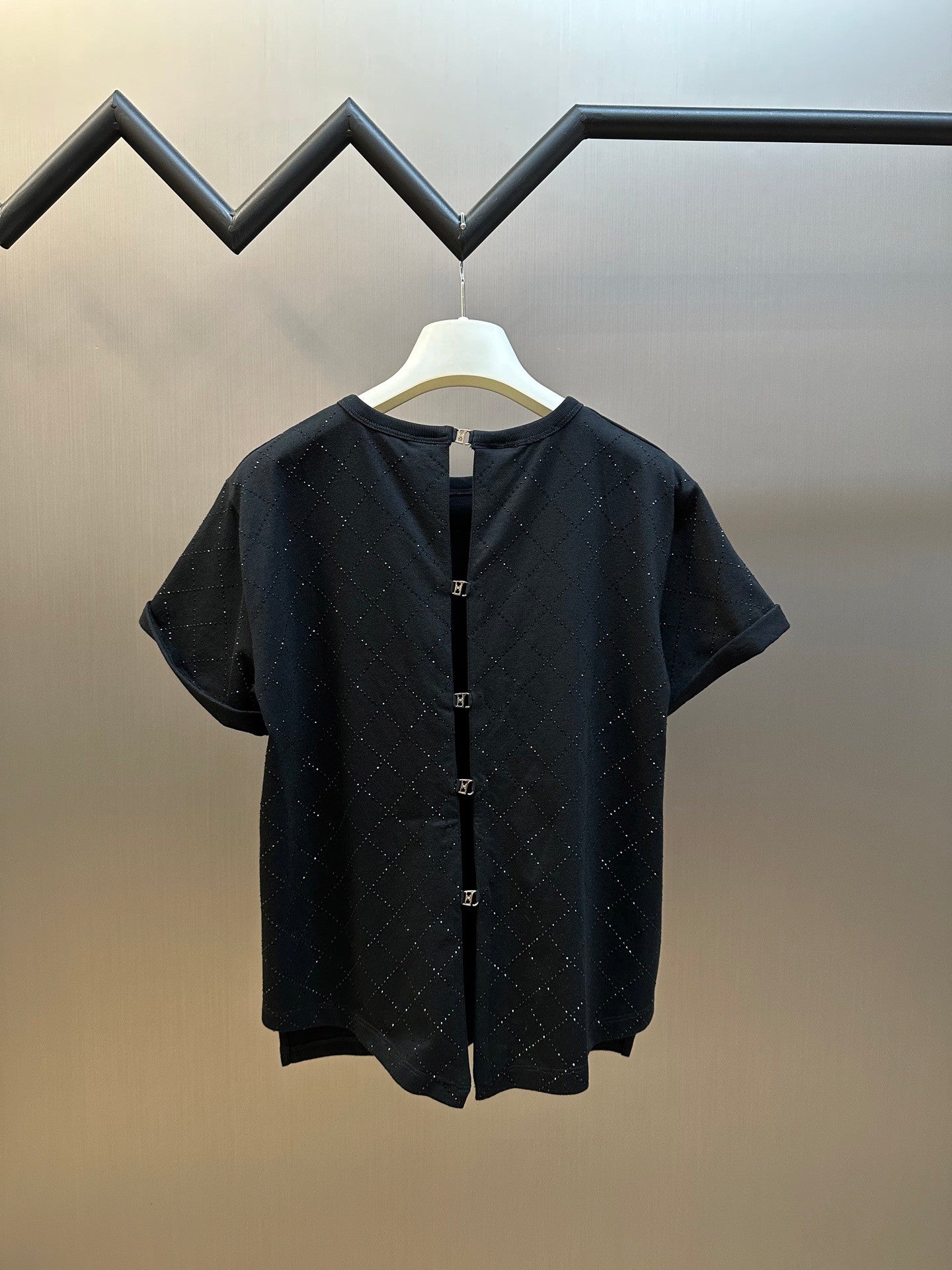 T-shirt ras du cou noir avec matelassage en strass et accessoires au dos