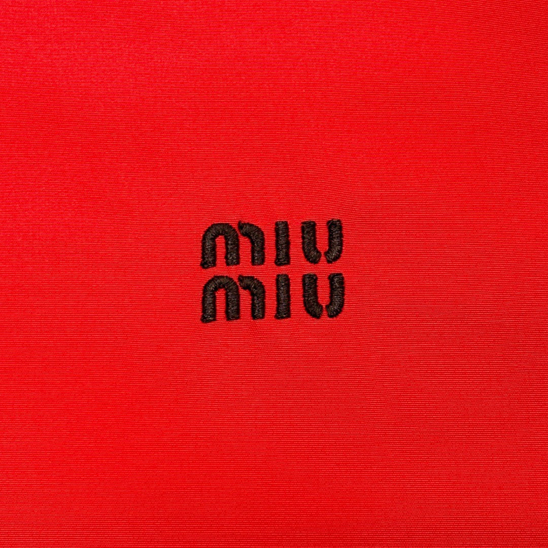 Ensemble chemise écarlate et short à cordon