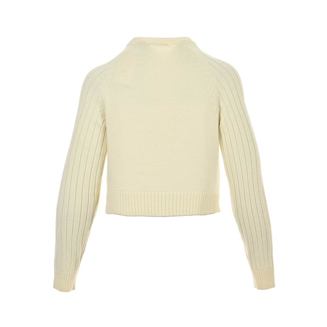 Damenpullover mit Rundhalsausschnitt und Buchstabenlogo aus Metall