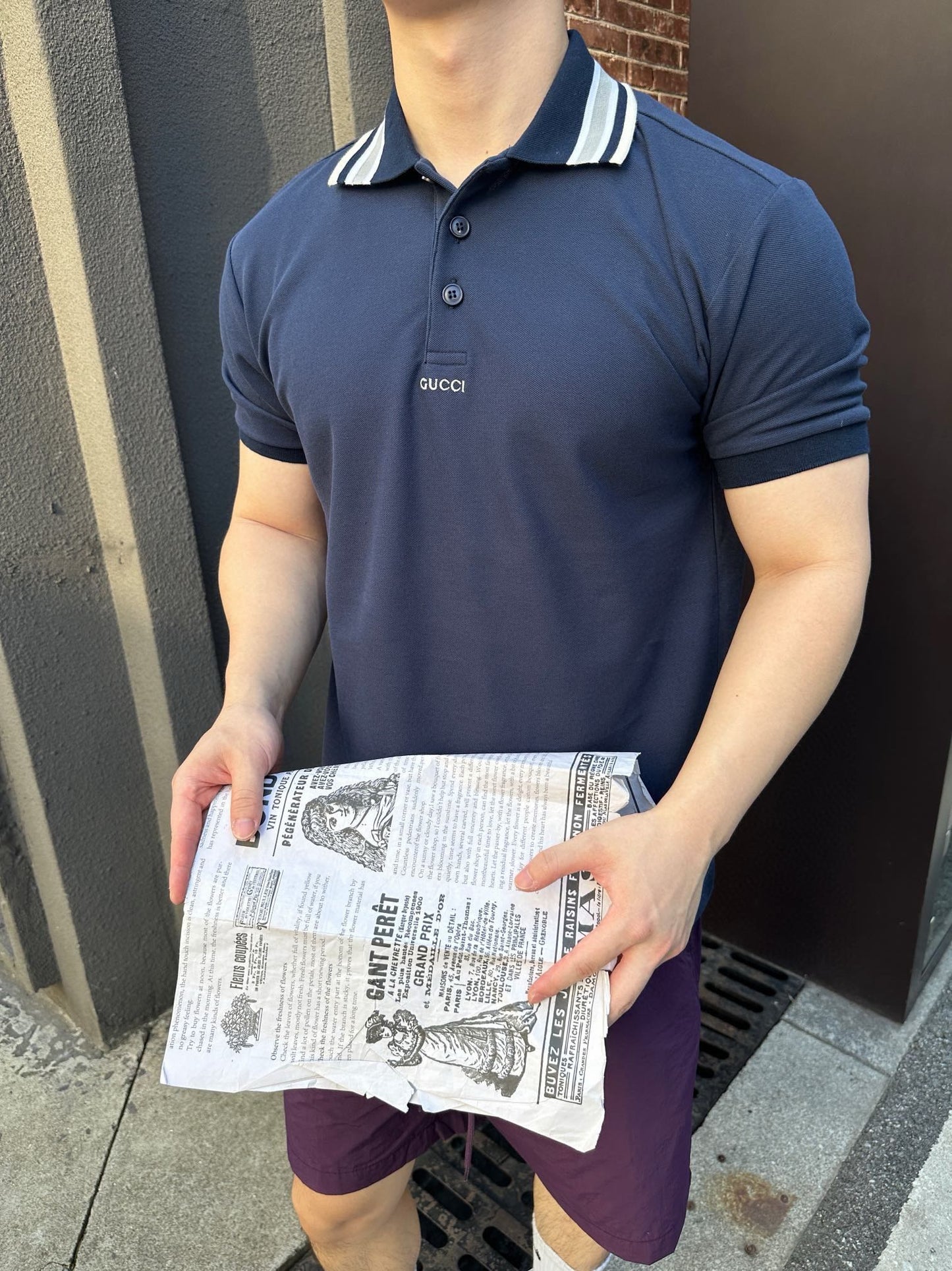 Einfaches Polo mit Schriftzug, kurzärmlig