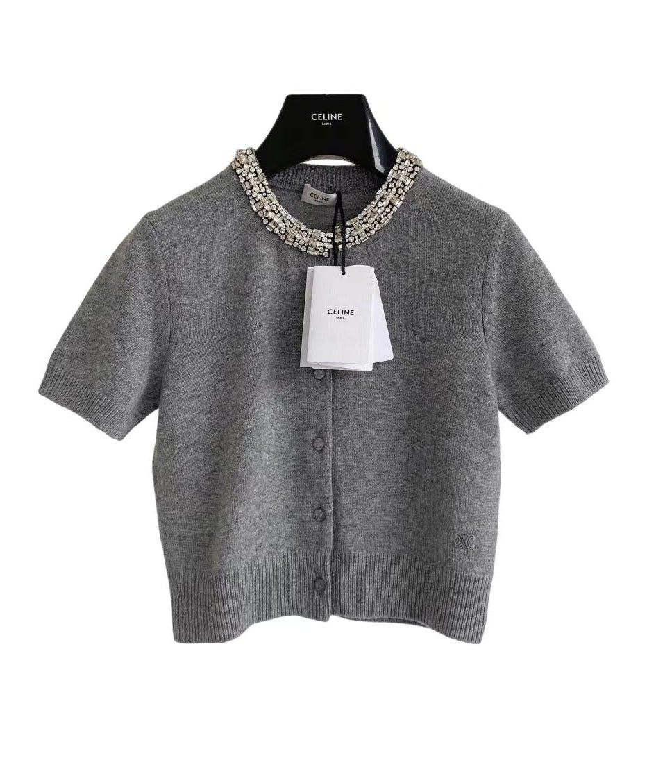 Col court en losange, manches courtes tricotées