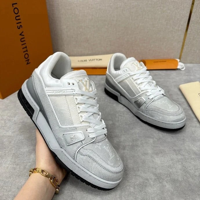 Neue strukturierte Sneaker