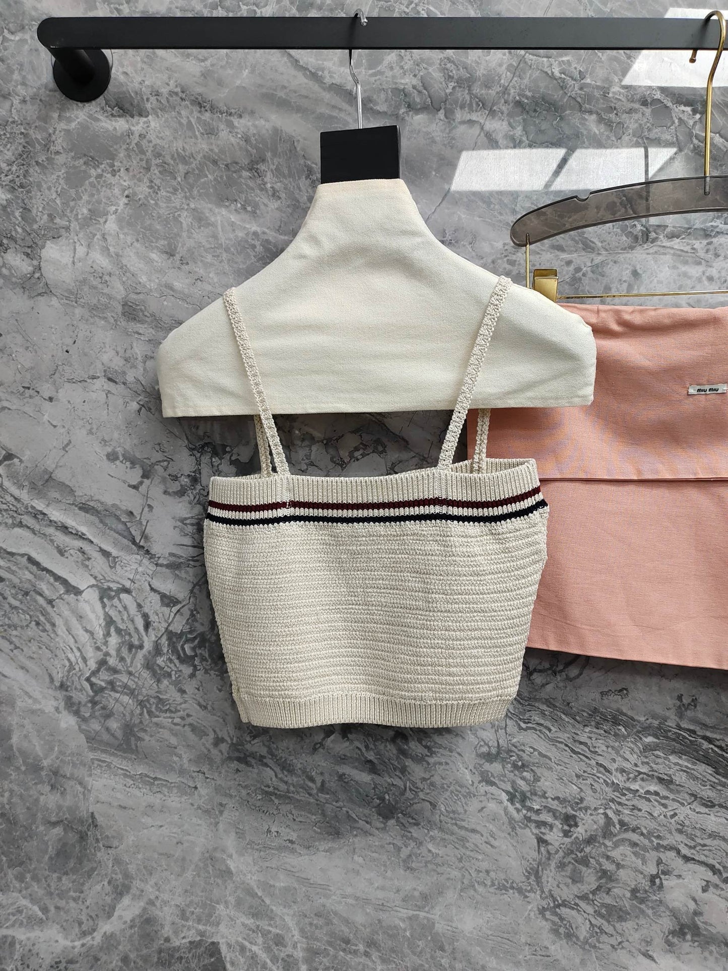 Sportlich-schickes Set aus Strick-Camisole und Minirock