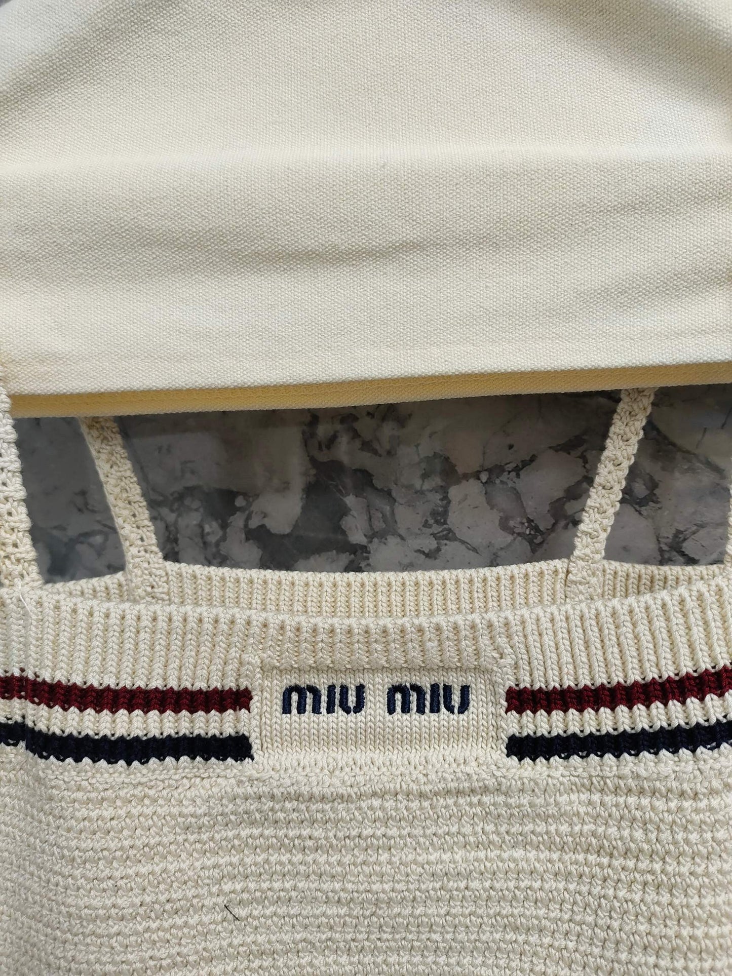 Sportlich-schickes Set aus Strick-Camisole und Minirock