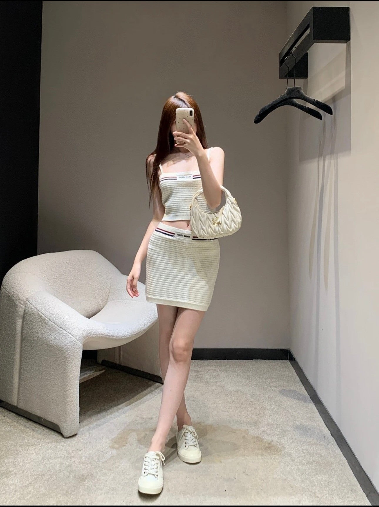 Sportlich-schickes Set aus Strick-Camisole und Minirock