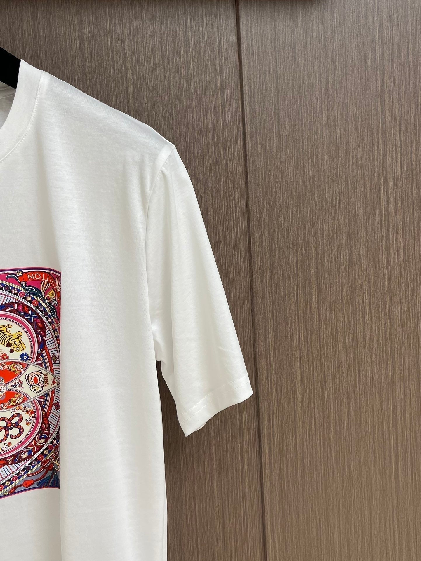 🔥 🔥24FW NEU L Sanhua T-Shirt mit ikonischem Designelement