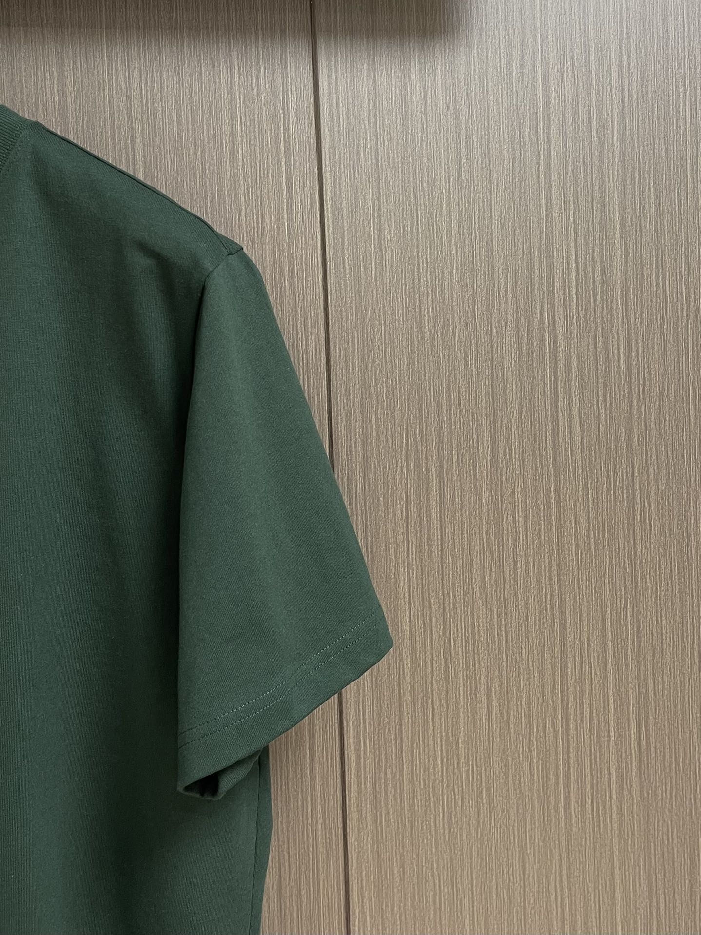 T-shirt avec logo floqué sur l'épaule 24FW