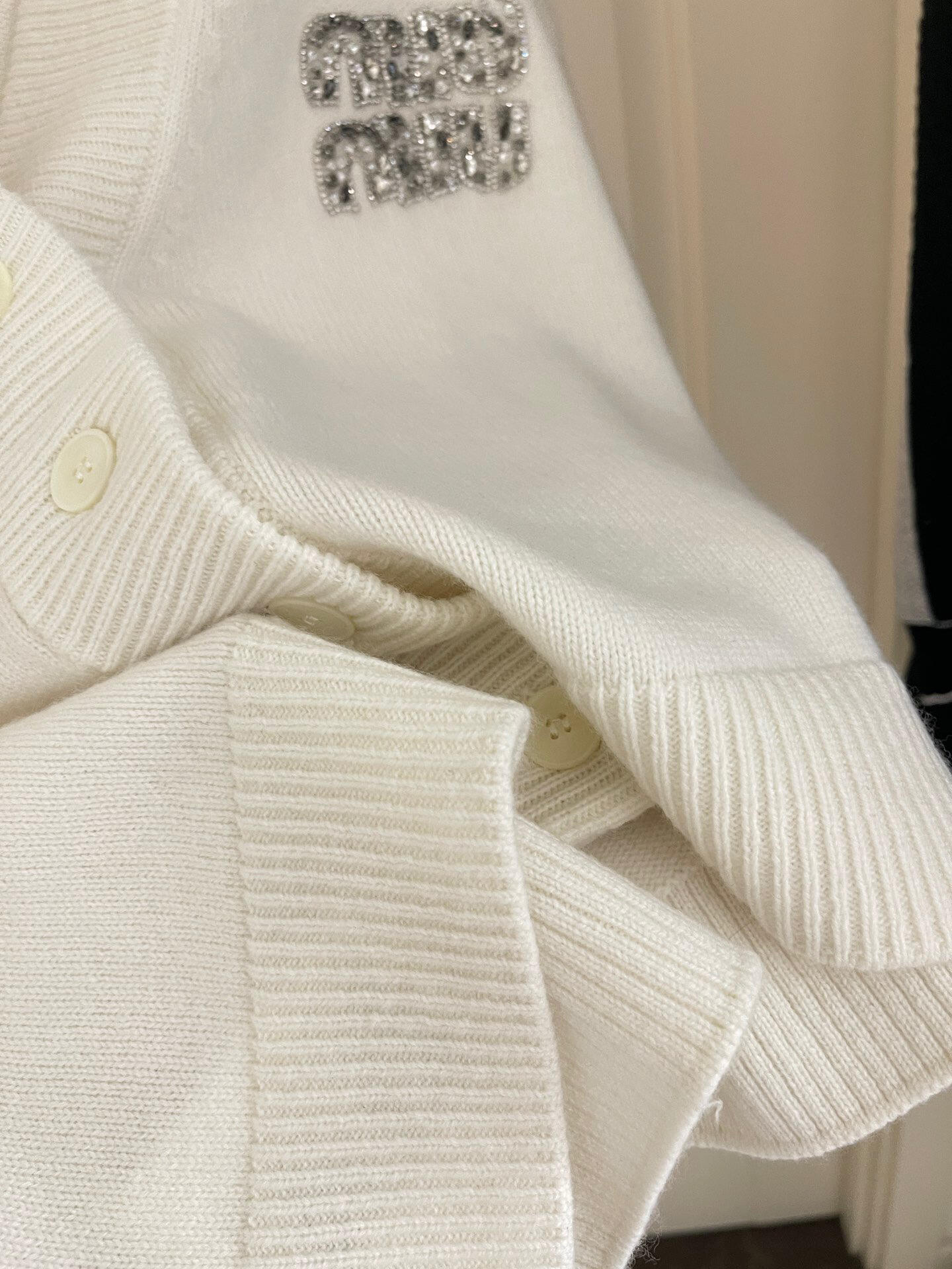 Strickjacke mit Strass-Logo