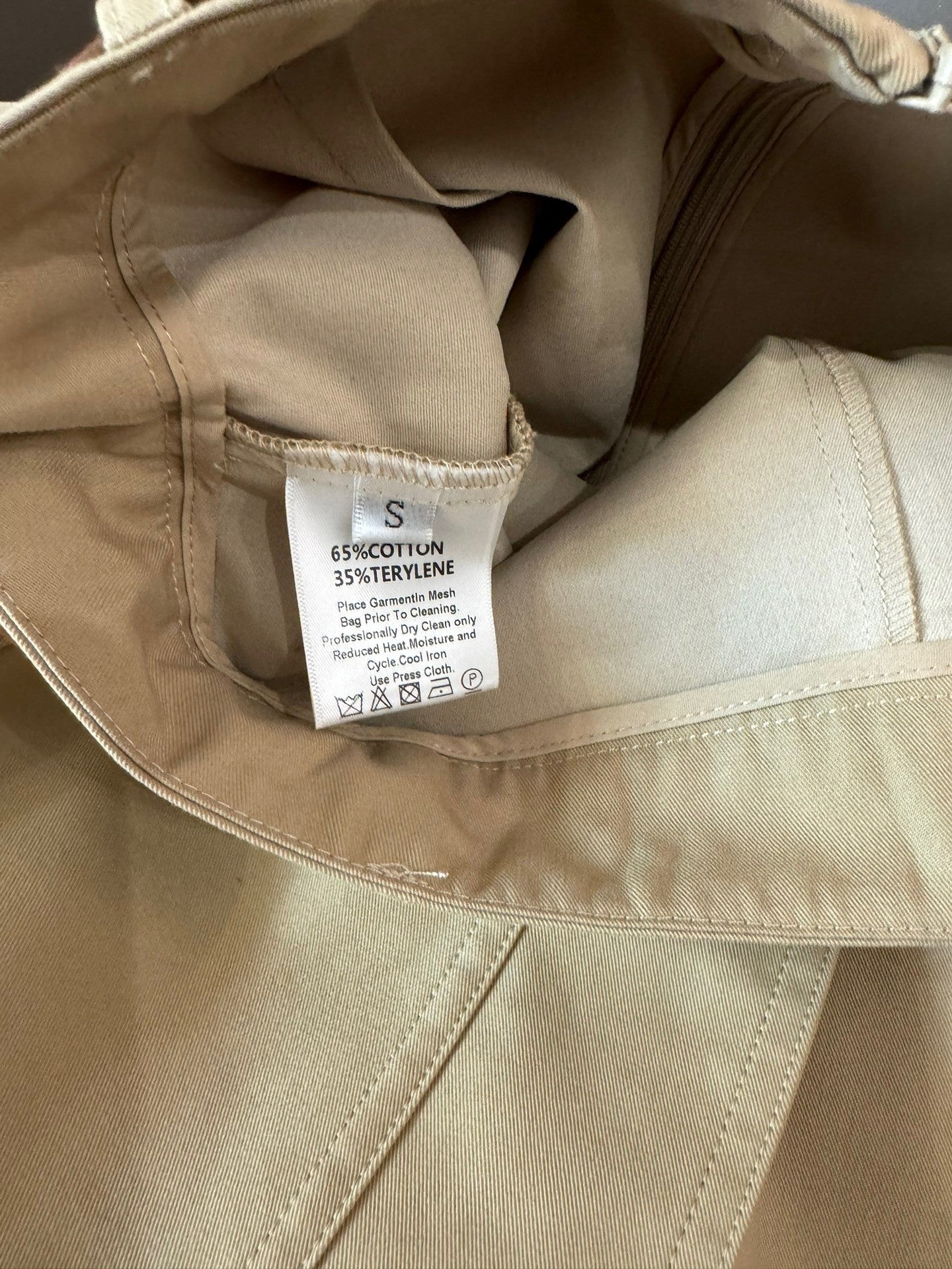 Leichte Shorts mit Revers in Kontrastfarbe im Luxusduftstil