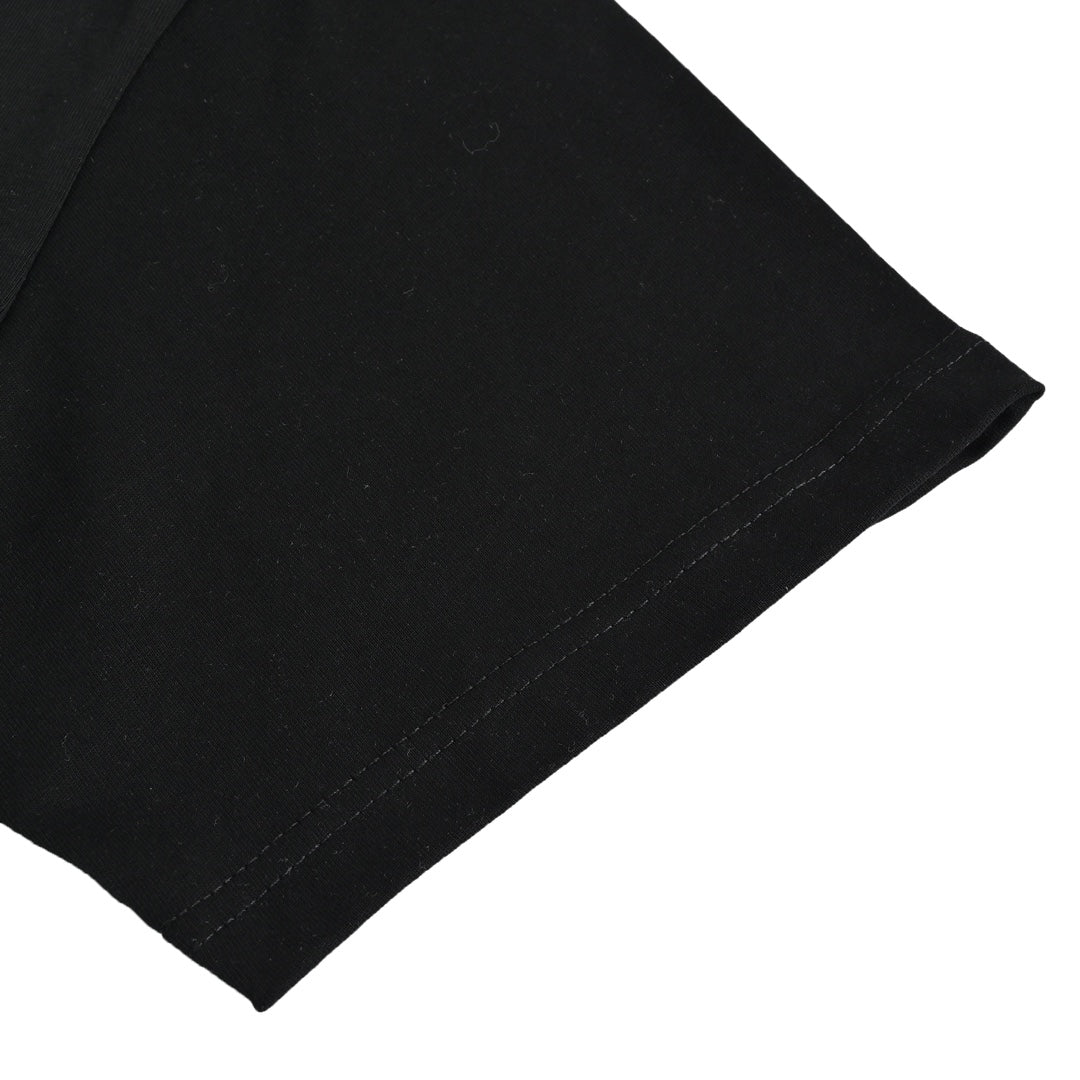 Kurzarm mit rotem und grünem Buchstabenblockdruck