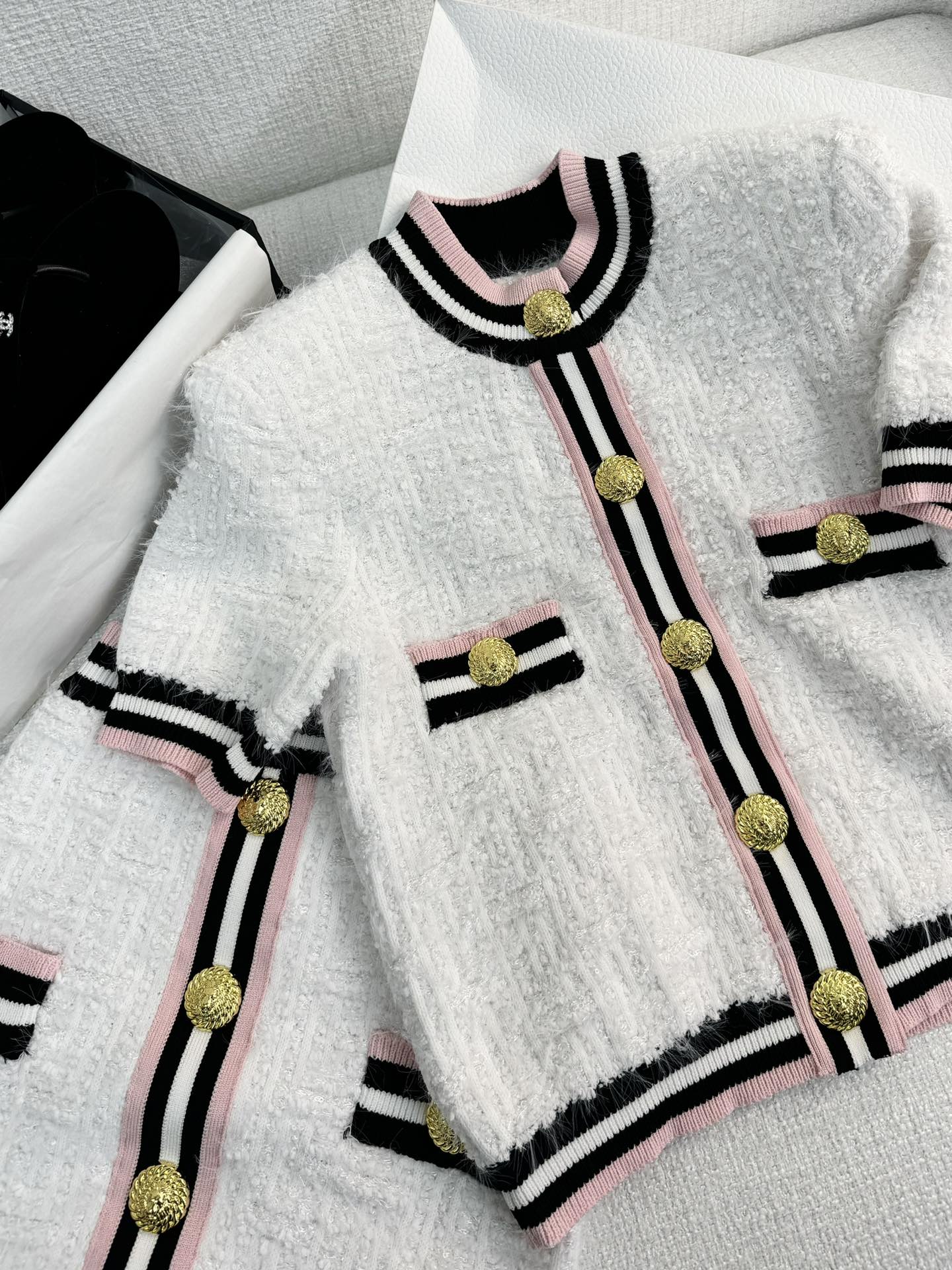 Rosafarbene, kurze Ärmel mit Streifenbesatz