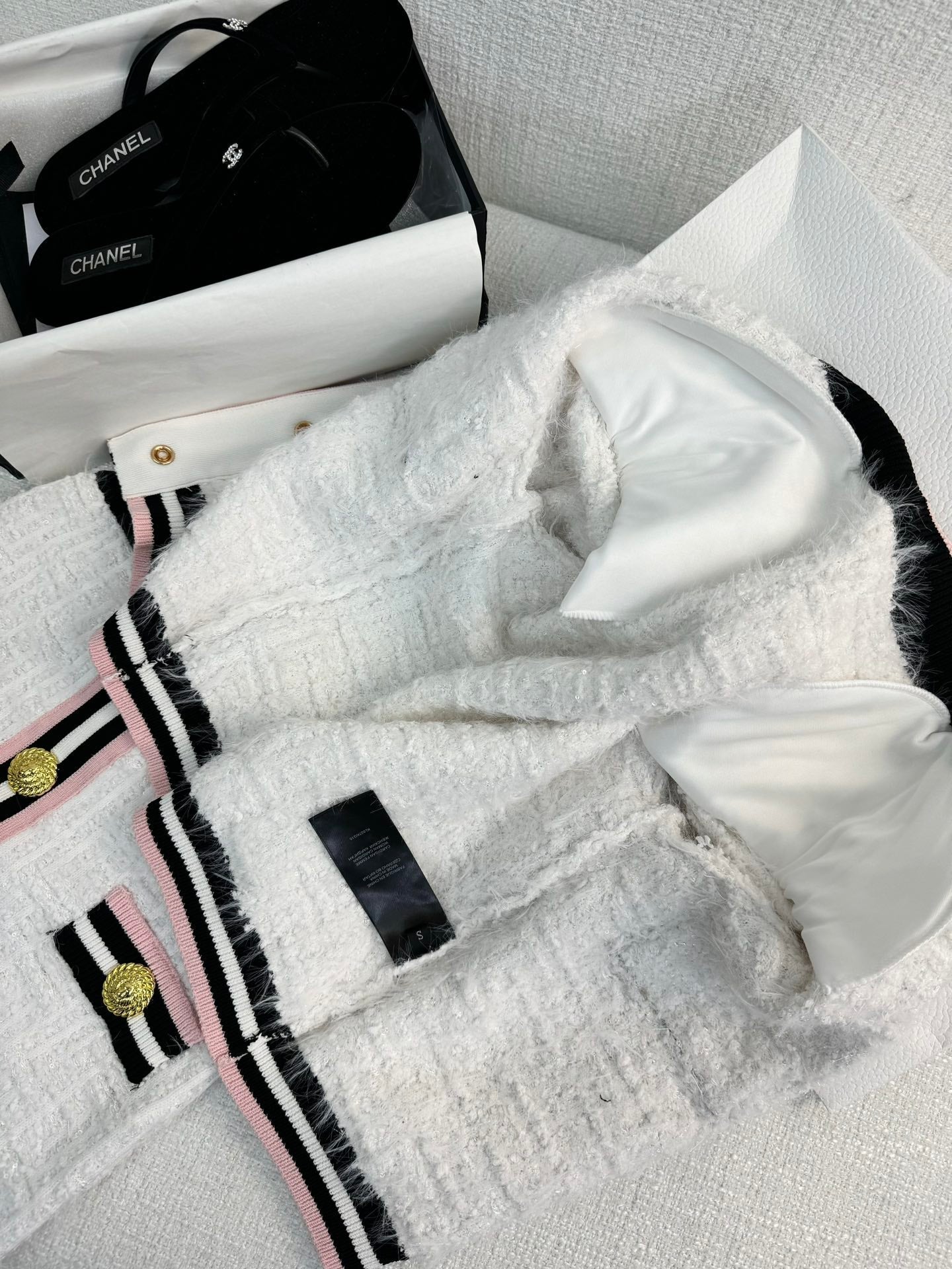 Rosafarbene, kurze Ärmel mit Streifenbesatz