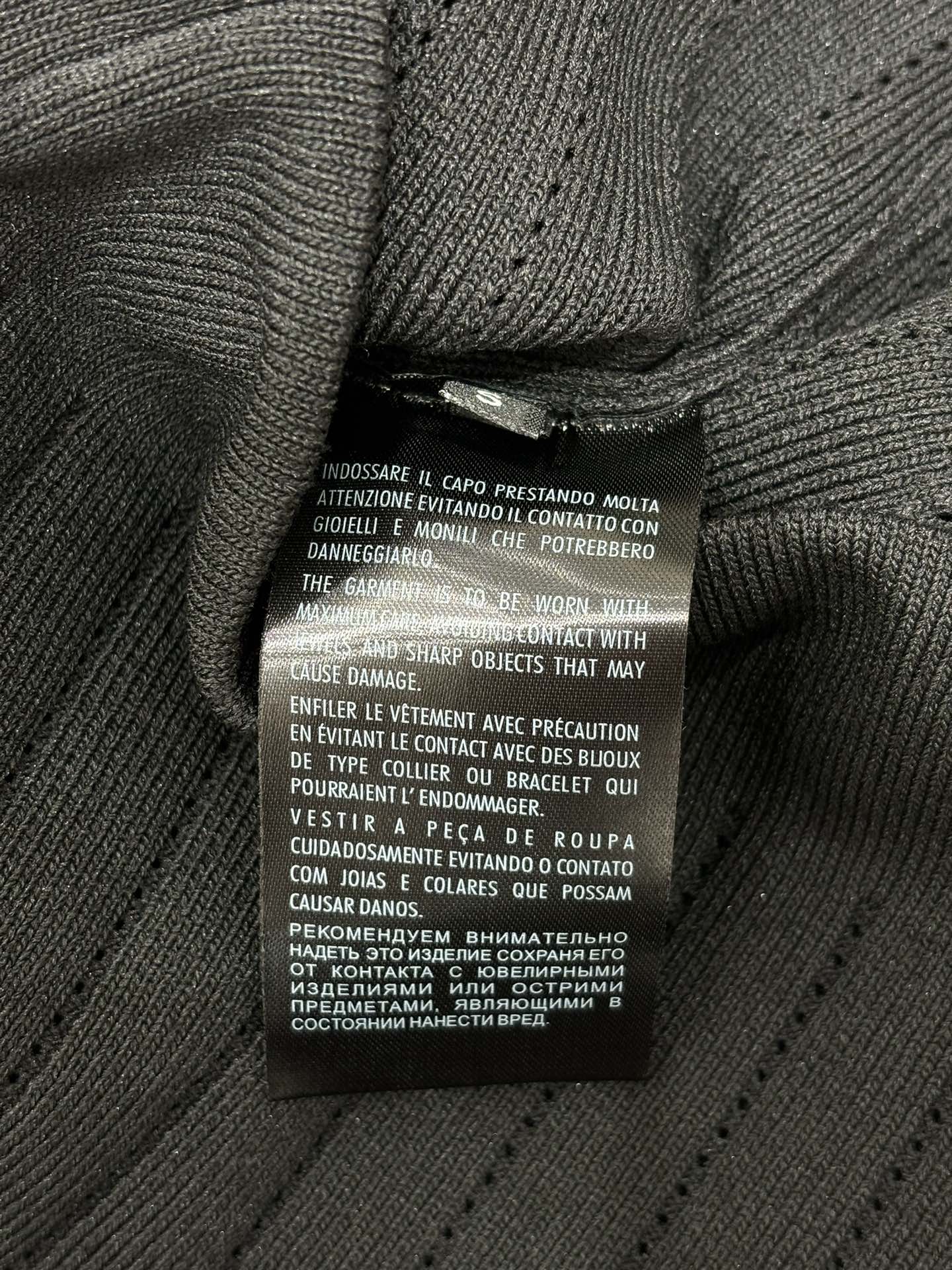 Robe en maille ajustée à boutons lourds Temperance