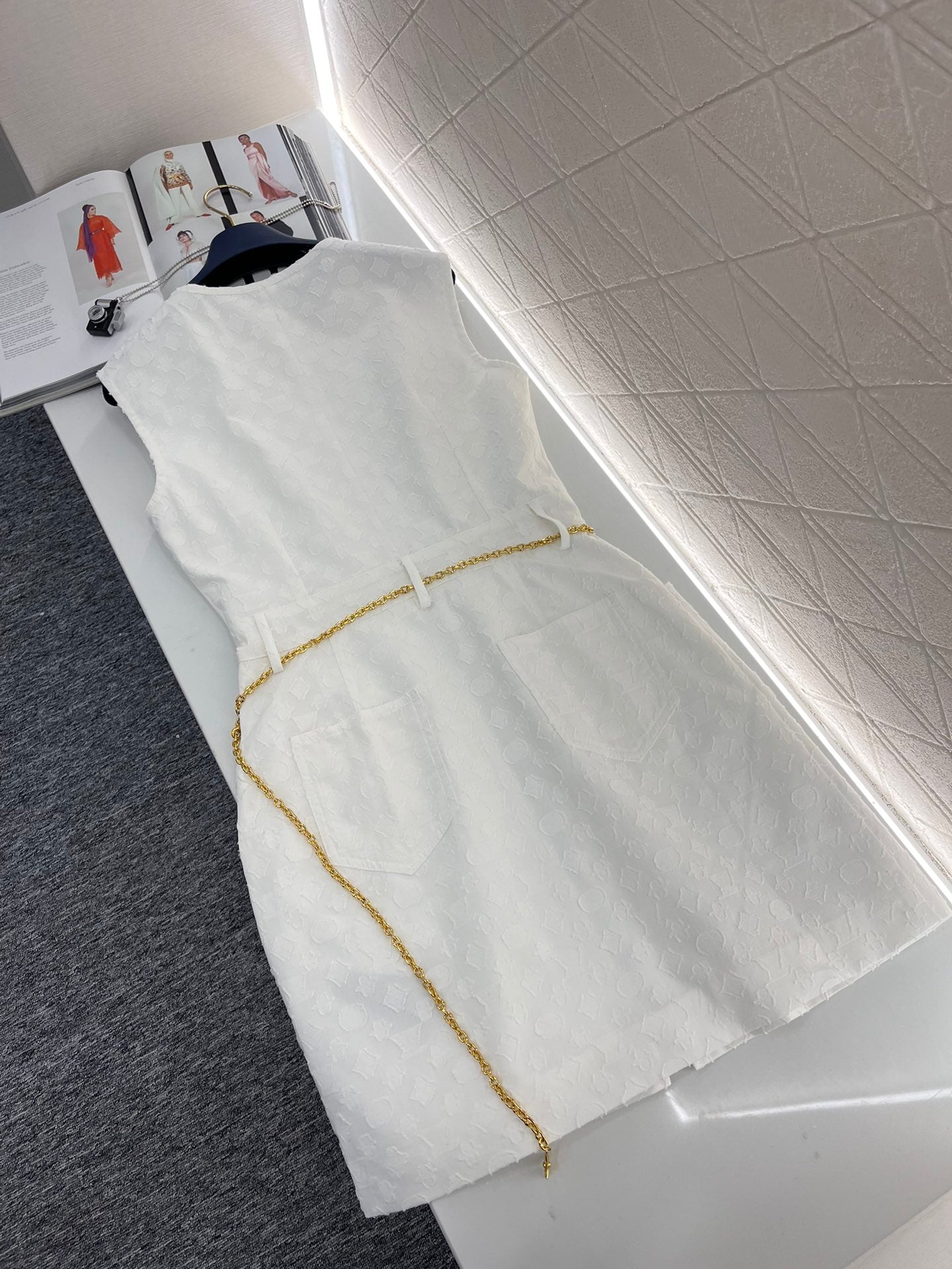 Robe jacquard avec chaîne à la taille