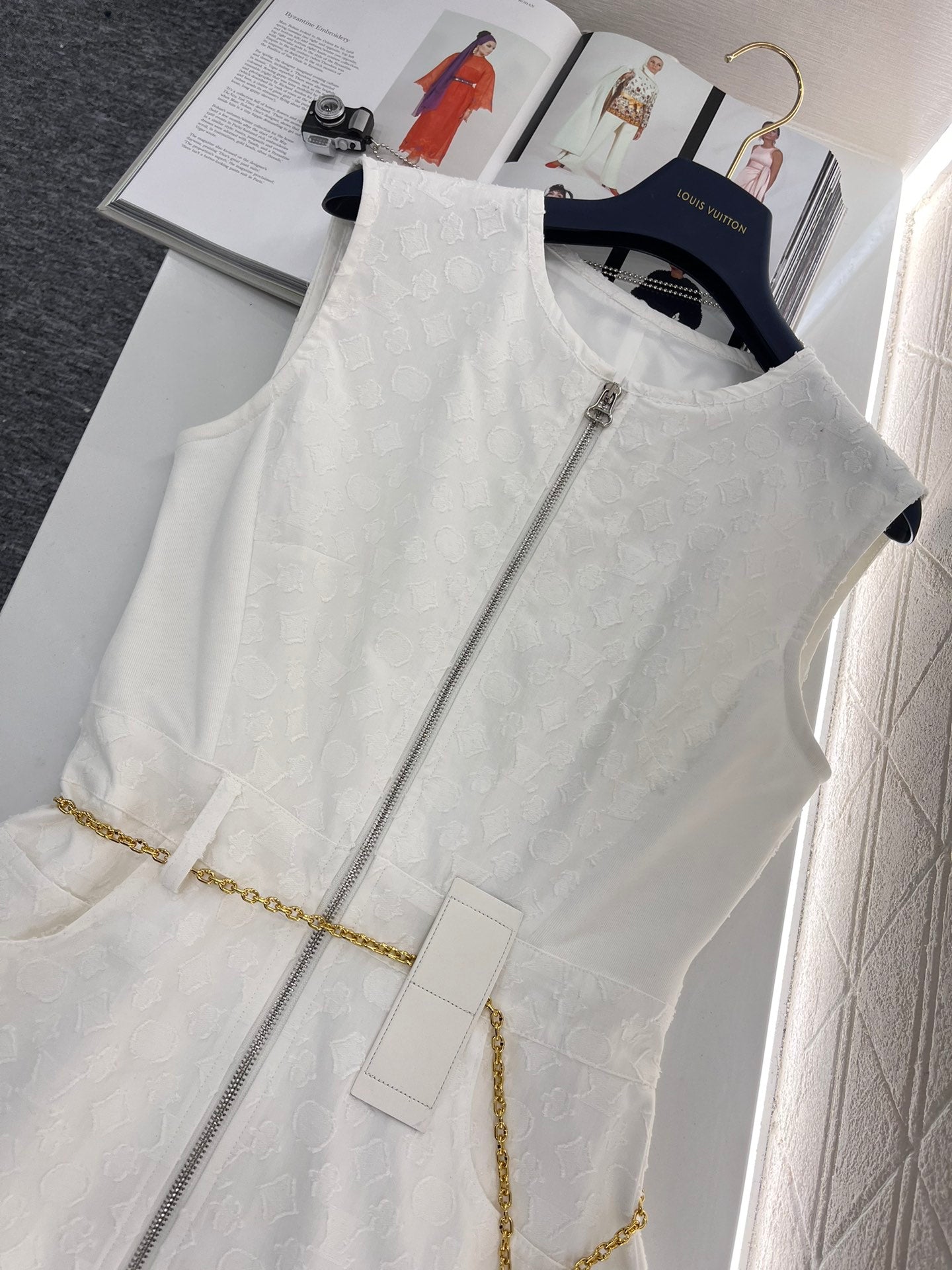 Robe jacquard avec chaîne à la taille