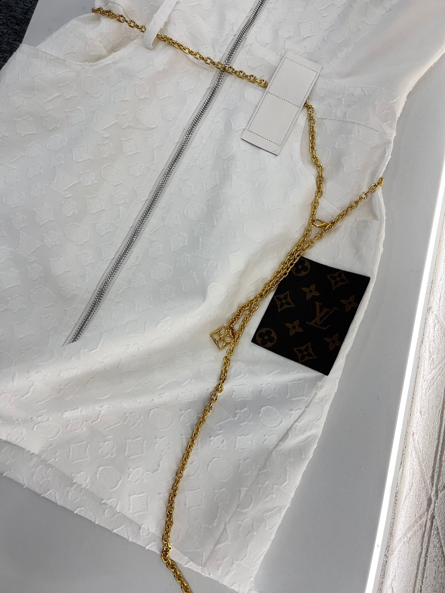 Robe jacquard avec chaîne à la taille