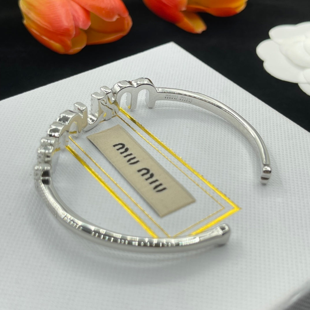 Neues Buchstaben-Logo-Armband