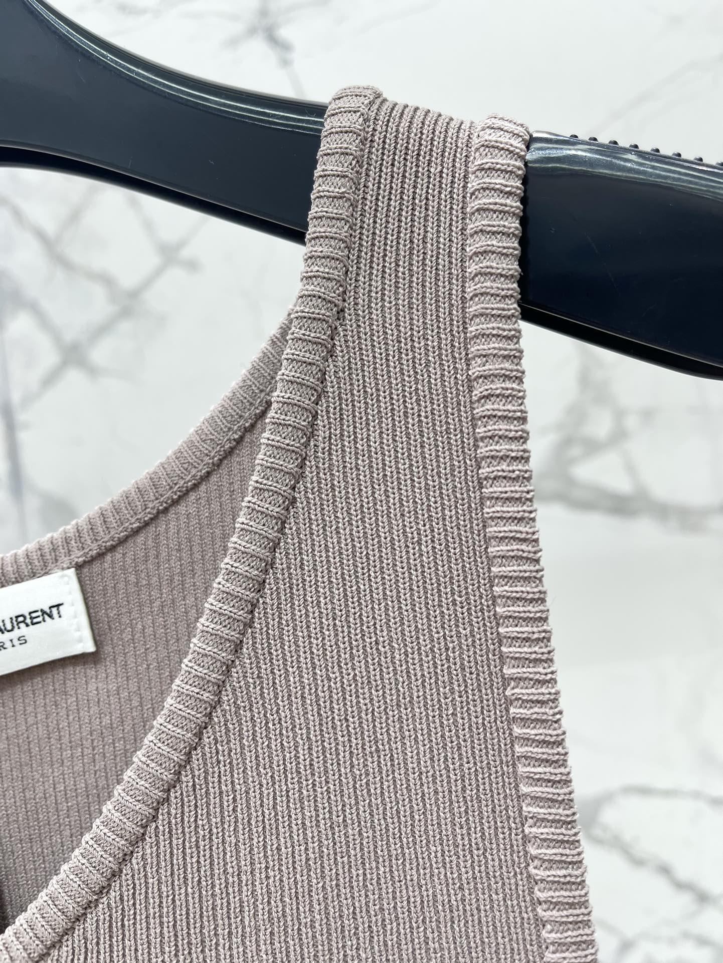 Gilet tricoté une pièce sans couture à col en U