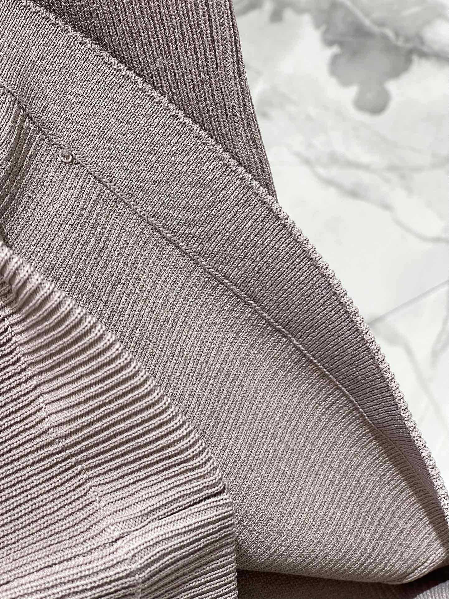 Gilet tricoté une pièce sans couture à col en U