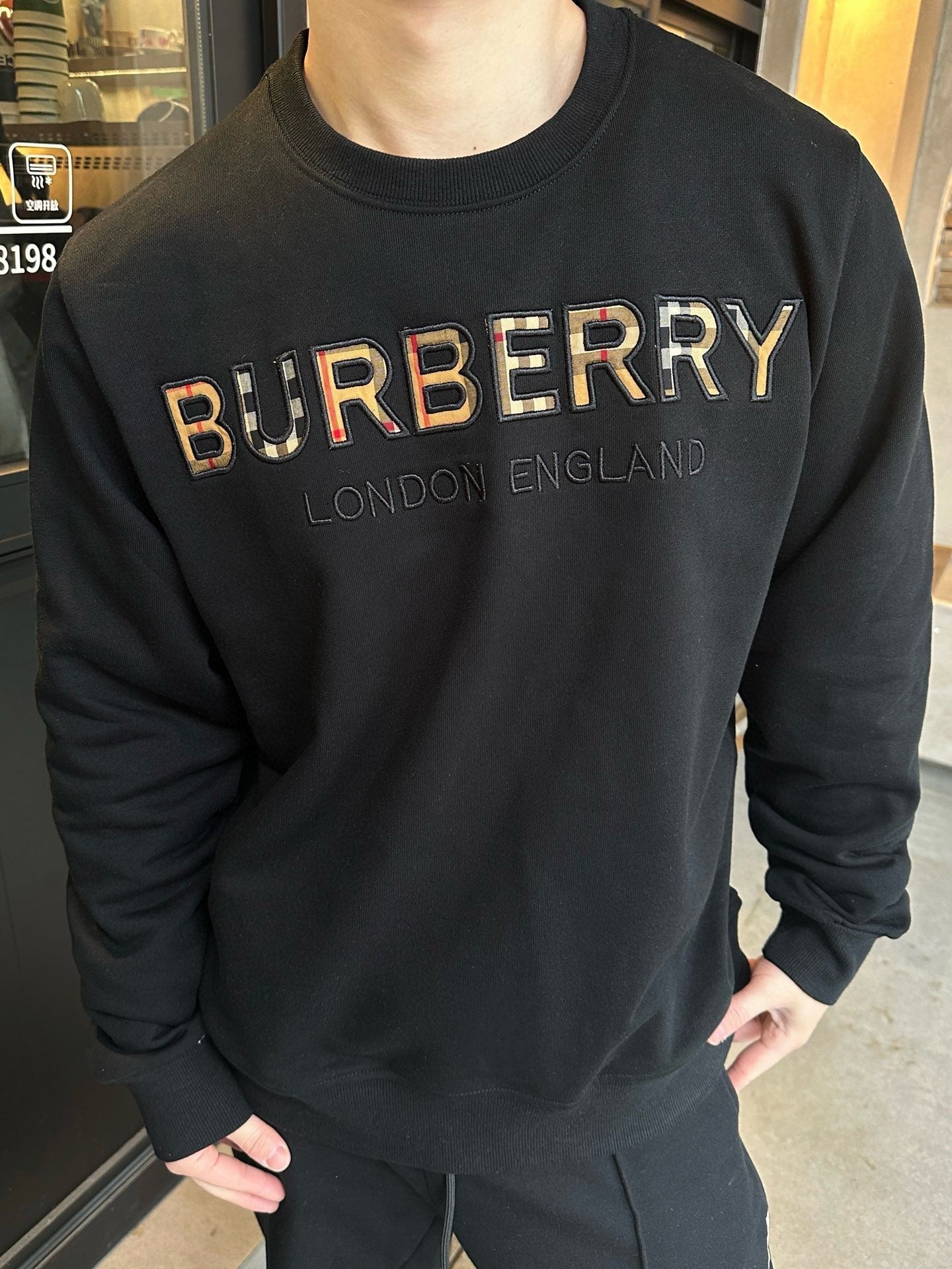 Sweat-shirt ras du cou à carreaux et lettres sur la poitrine