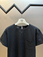 T-shirt ras du cou noir avec matelassage en strass et accessoires au dos 