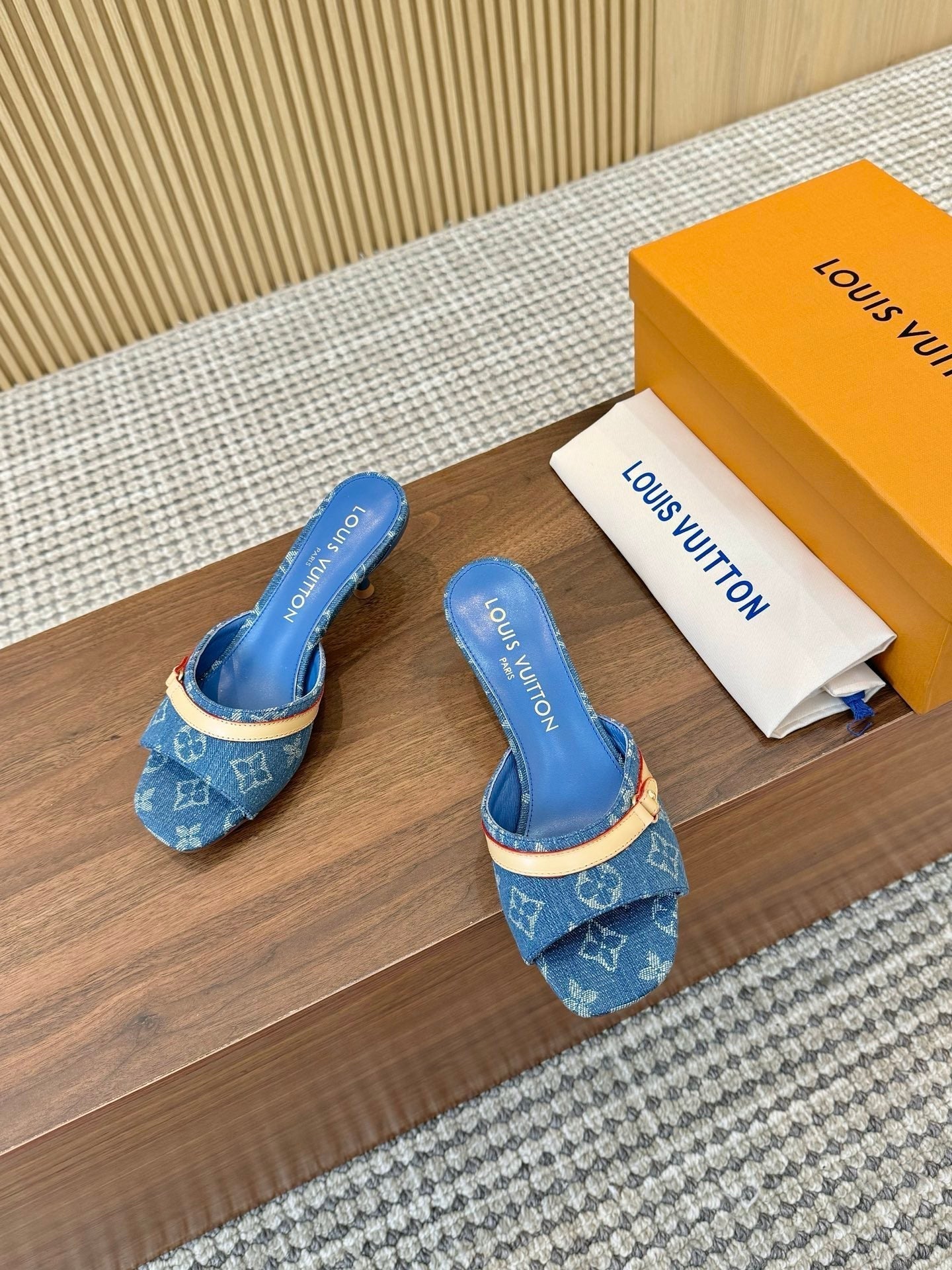 Mules à talons en denim monogrammé avec bride contrastée 