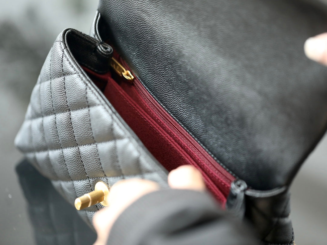 Griffklappe gesteppt Kaviar Goldfarben klein Schwarz