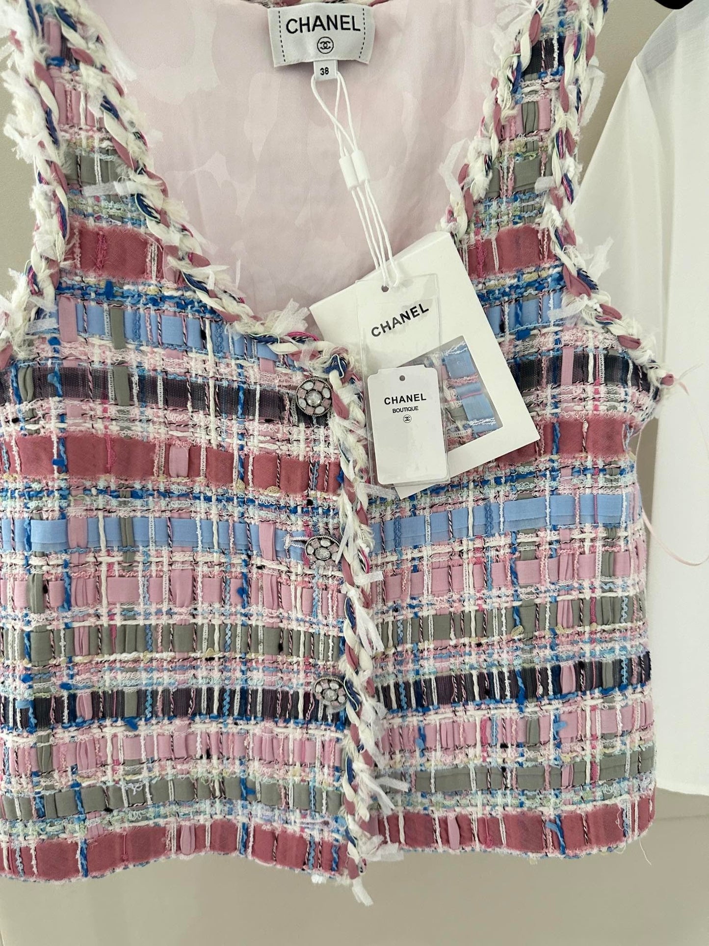 Pastellfarbenes Tweed-Crop-Top mit ausgefransten Kanten und verzierten Knöpfen 