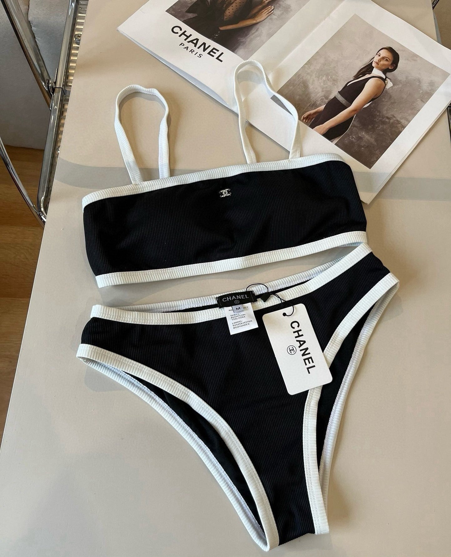 Bikini côtelé noir et blanc avec accessoires convertibles 