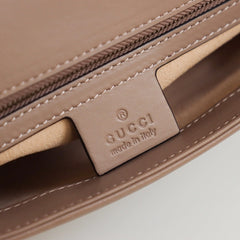 Kleine GG Marmont 2.0 Schultertasche in Milchteefarbe