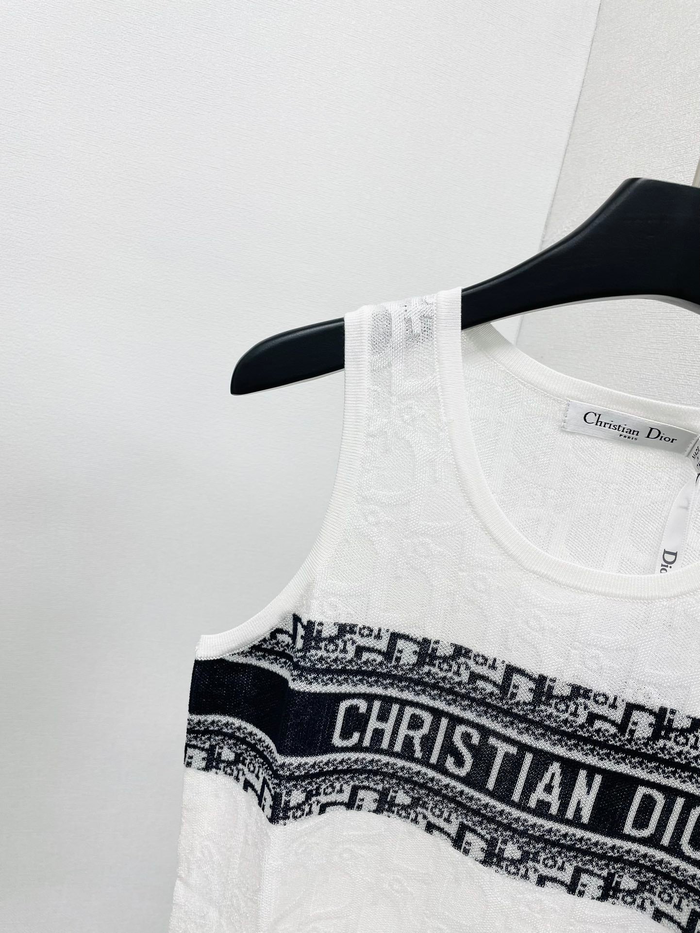 Gilet avec logo foncé sur la poitrine