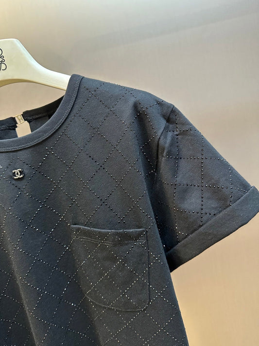 T-shirt ras du cou noir avec matelassage en strass et accessoires au dos 