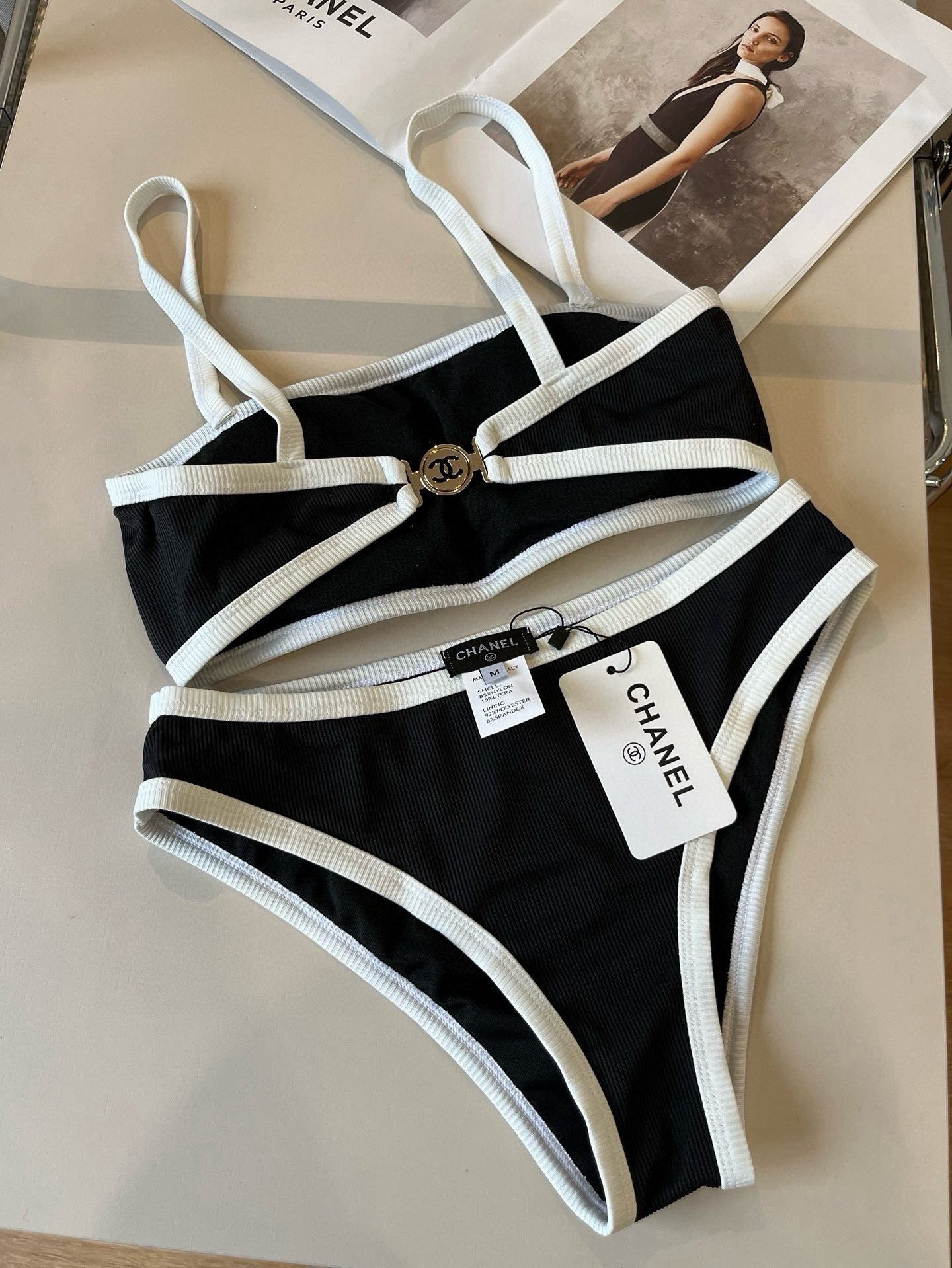 Bikini côtelé noir et blanc avec accessoires convertibles 