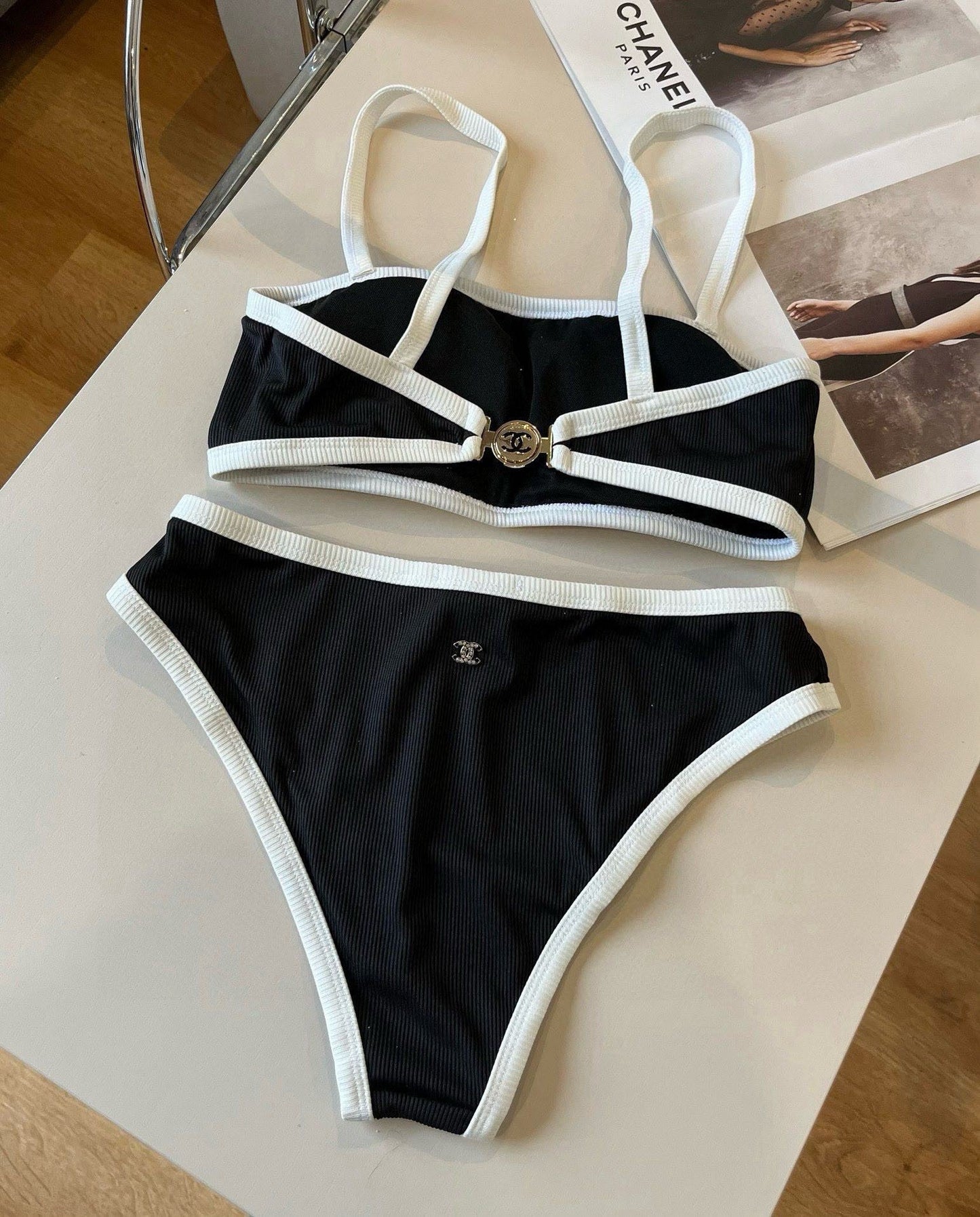 Bikini côtelé noir et blanc avec accessoires convertibles 