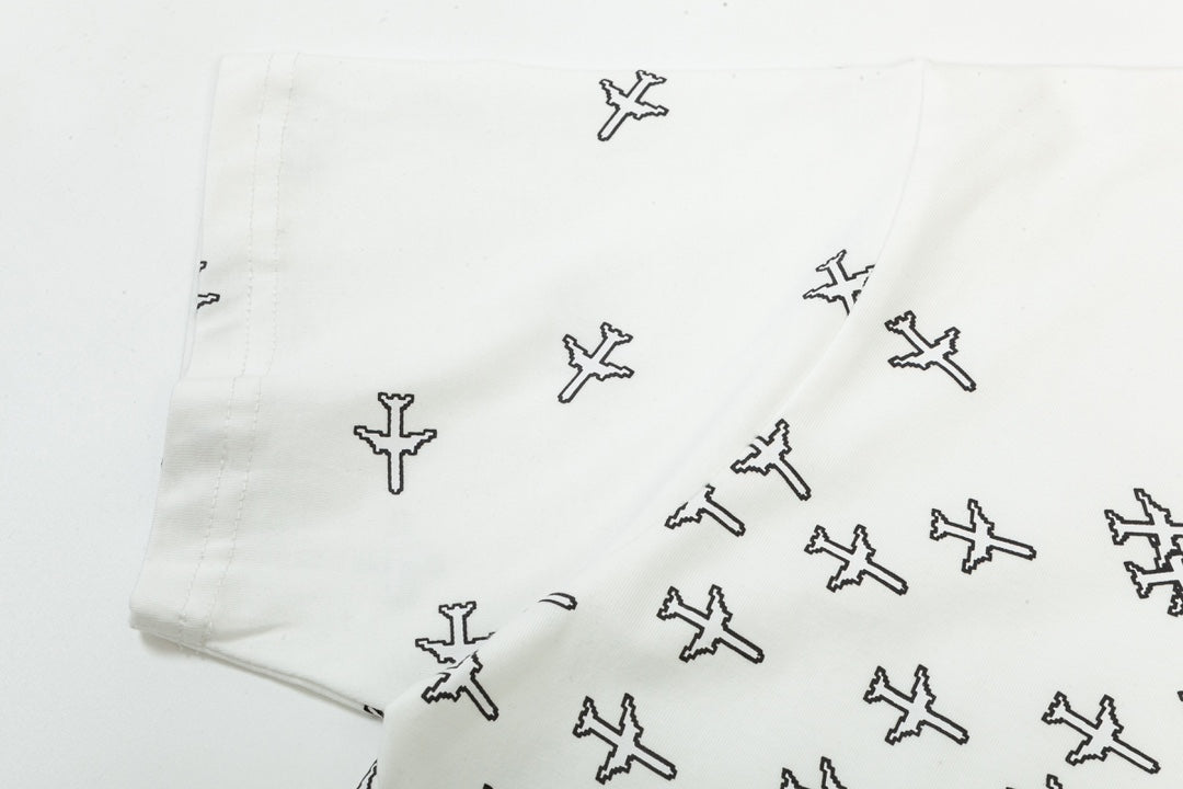 Kurzärmliges T-Shirt mit kleinem Flugzeug-Farbverlaufsdruck