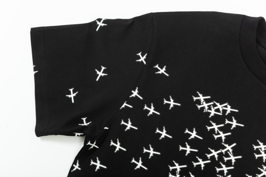 Kurzärmliges T-Shirt mit kleinem Flugzeug-Farbverlaufsdruck