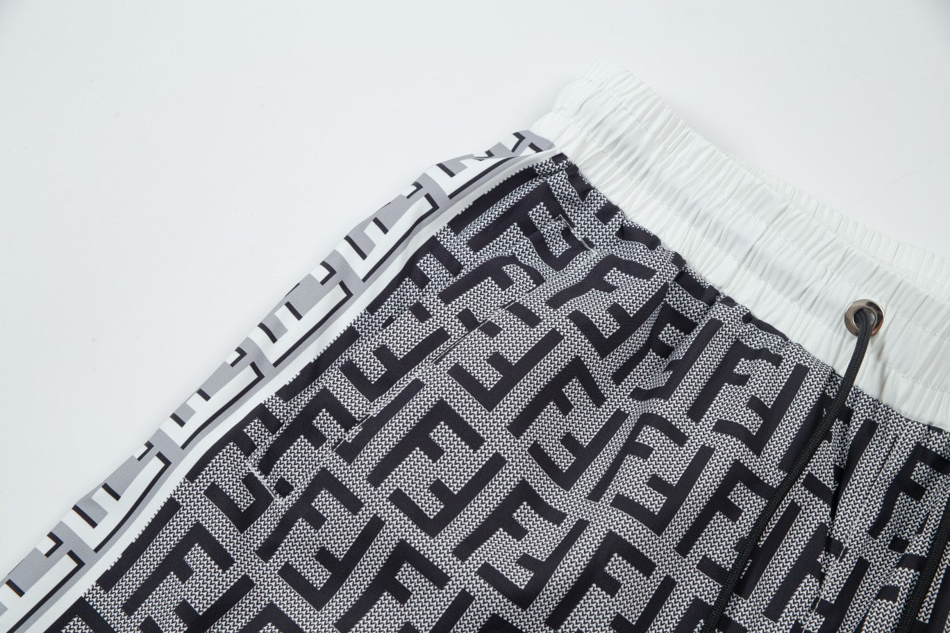 Buchstabendruck auf den gesamten 24SS-Strandshorts