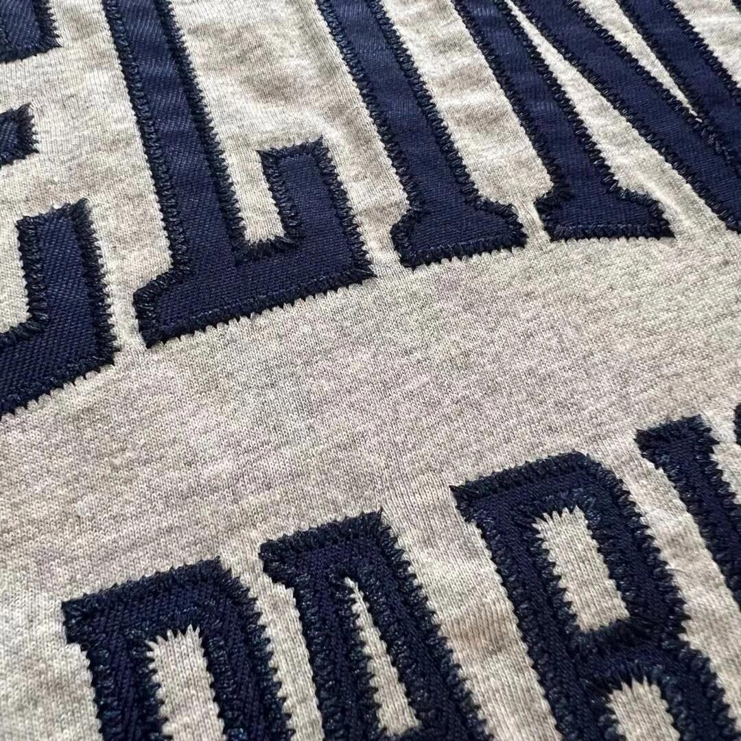 T-shirt à manches courtes brodé avec application de couleur contrastée