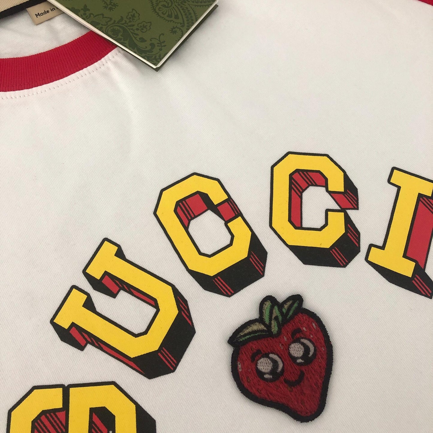 Kurzarm-T-Shirt mit kleiner Passform und Ärmeln