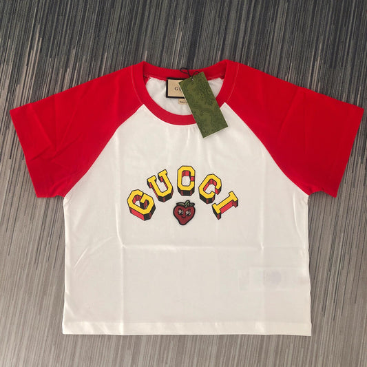 Kurzarm-T-Shirt mit kleiner Passform und Ärmeln