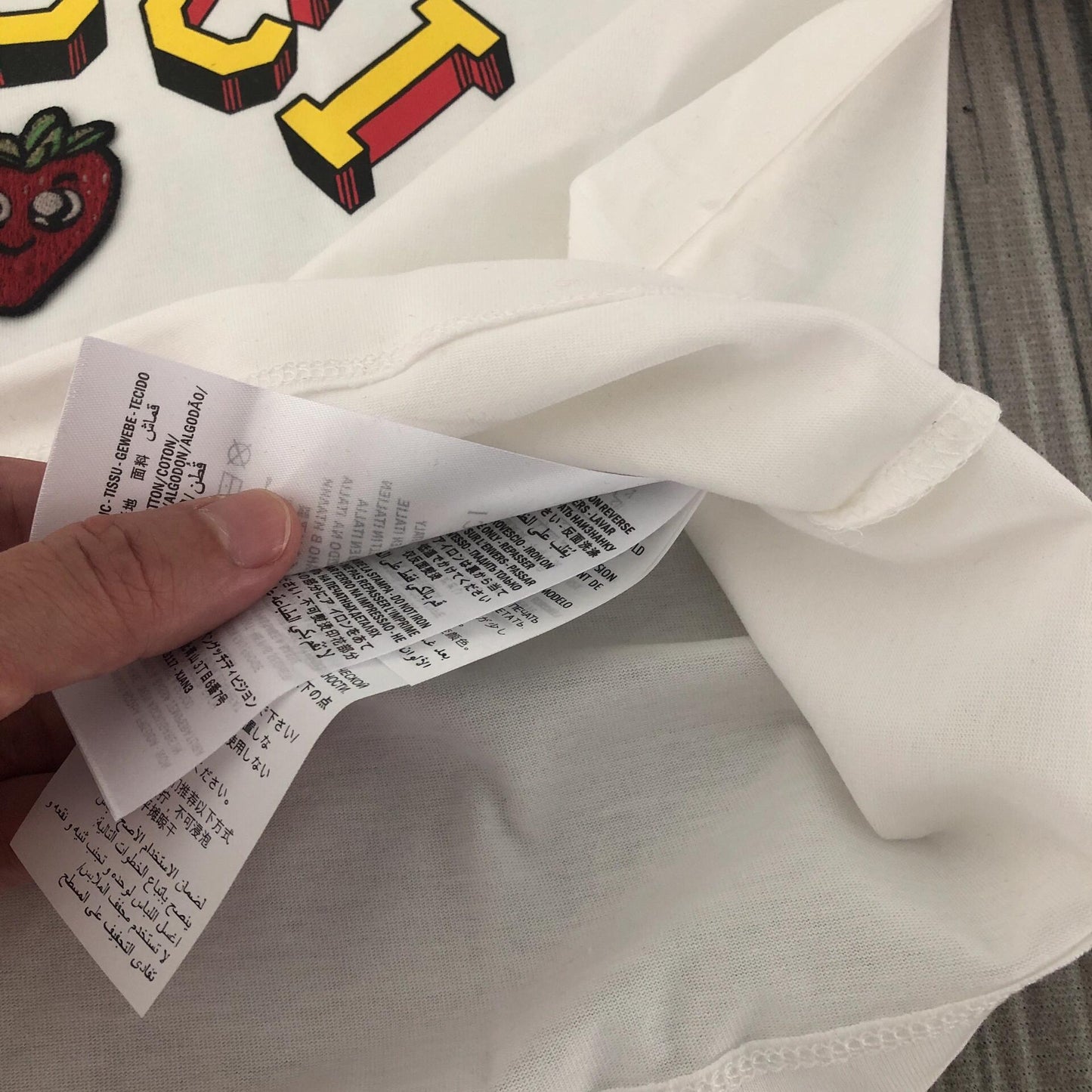 Kurzarm-T-Shirt mit kleiner Passform und Ärmeln