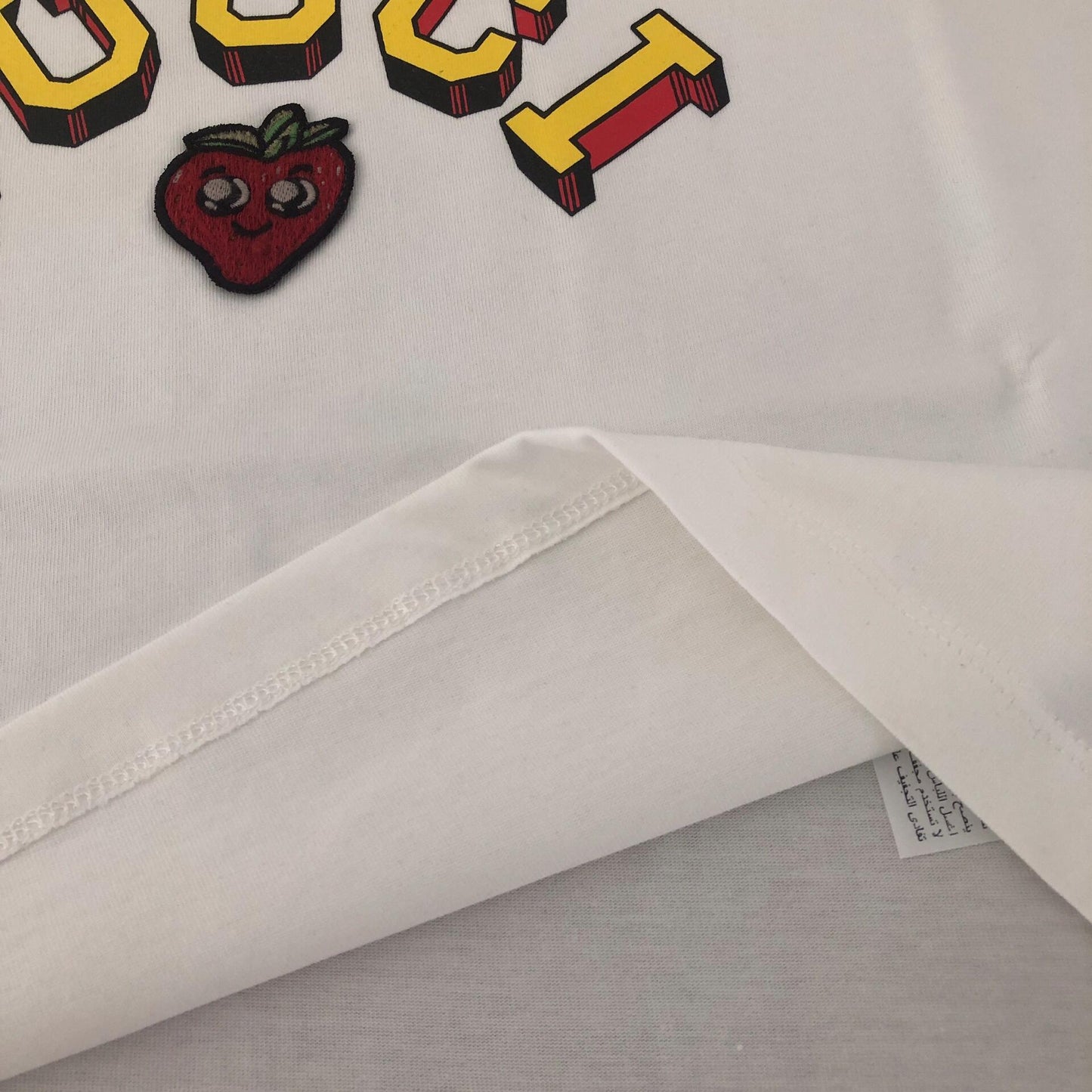 Kurzarm-T-Shirt mit kleiner Passform und Ärmeln