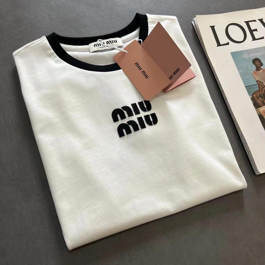 Kurzärmliges T-Shirt mit kleinem Logo-Buchstaben-Patch-Stickerei