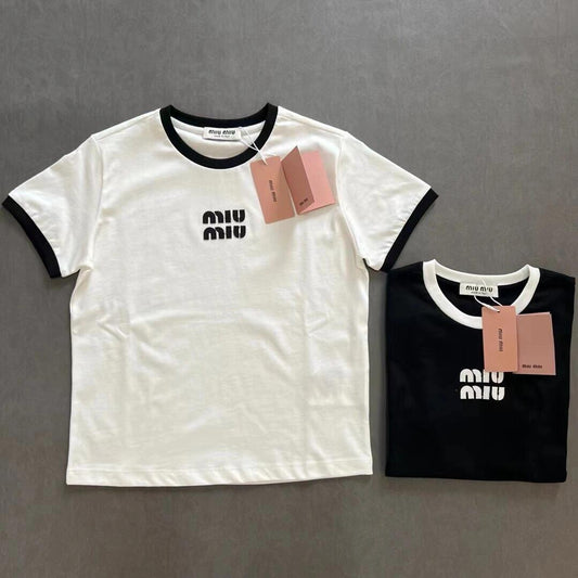 T-shirt à manches courtes brodé avec petit logo et lettre