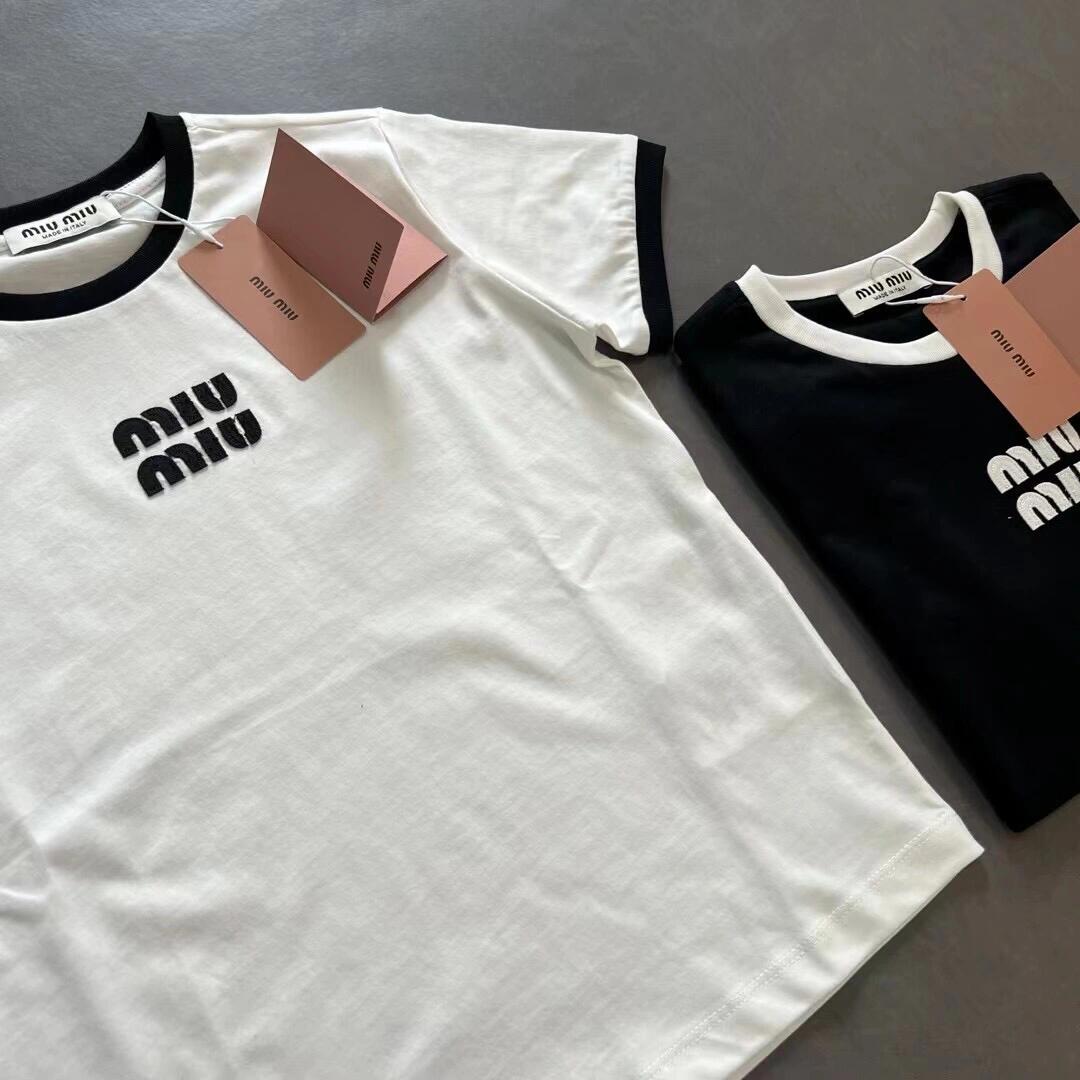 Kurzärmliges T-Shirt mit kleinem Logo-Buchstaben-Patch-Stickerei