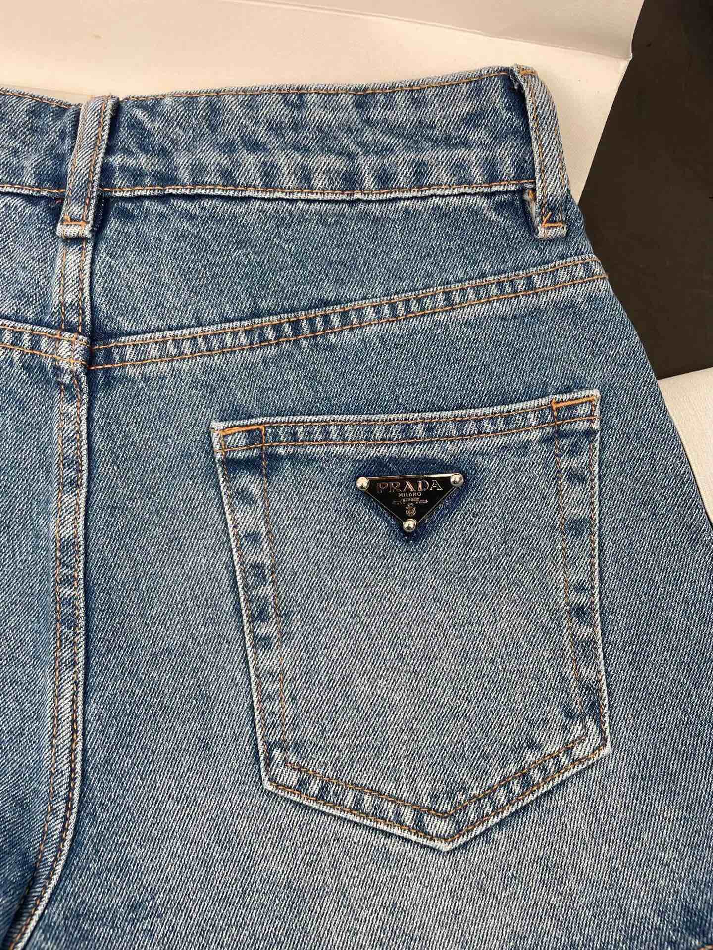 Short en jean délavé taille haute de couleur contrastée